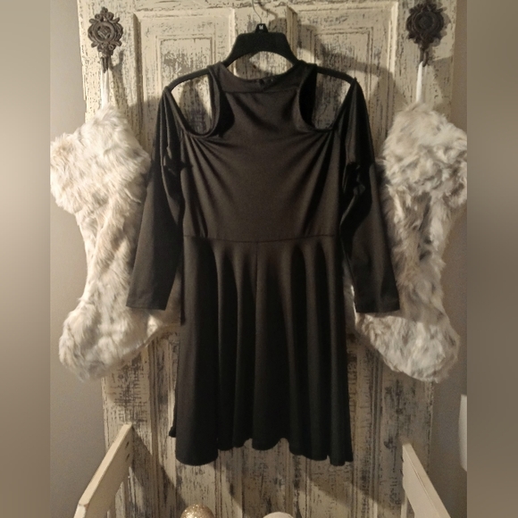 Anself Long Sleeve Cold Shoulder Fit to Flare V-Neck Black Dress - Picture 4 of 11